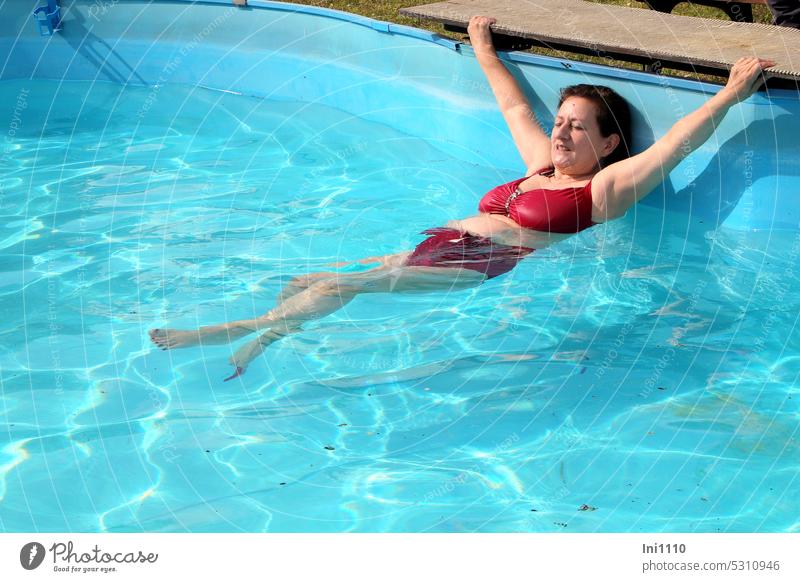 MainFux-UT |Badenixe schönes Wetter Wellness Wasser Swimmingpool blauer Pool Badefreuden Mensch Erwachsene Frau weiblicher Körper Badebekleidung rot Bikini