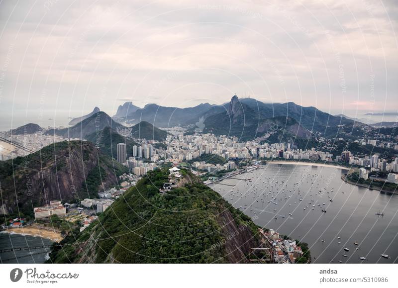 Bucht von Rio de Janeiro Stadt Jesusstatue Meer Brasilien Strand Insel horizont Landschaft Hochhaus Südamerika Ferien & Urlaub & Reisen Skyline Tourismus