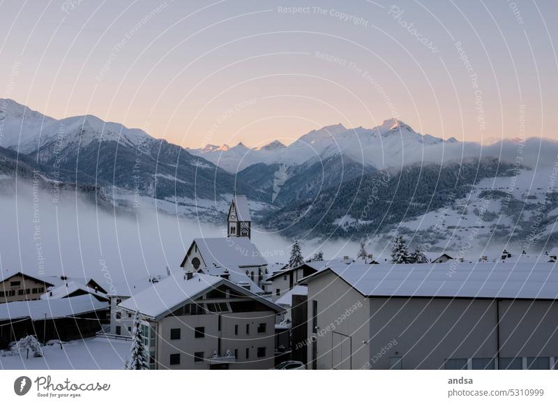 Verschneites Bergdorf im Sonnenaufgang und Nebelmeer Schnee verschneit Berge Berge u. Gebirge Dorf Winter Alpen Schweiz Gipfel Hochnebel Landschaft Wolken