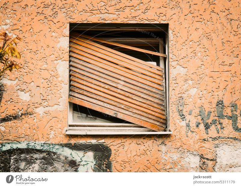 Gegenüberstellung | schräg und gerade von Fenster mit Rollladen gebrochen Wand alt Graffiti Straßenkunst Ausgehakt zugeklappt verwittert authentisch