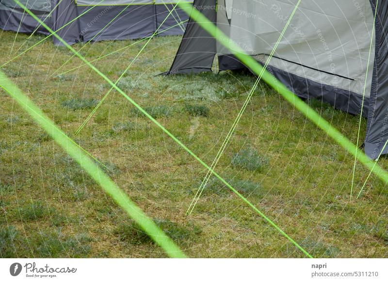 Mission possible: Die Campingsaison ist eröffnet. | Zelte und deren Befestigungsseile dicht an dicht auf einer Wiese. Zelten Sommer Ferien & Urlaub & Reisen