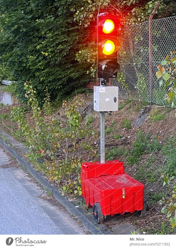 rot-gelb phase Ampel Verkehr Straßenverkehr Verkehrswege Verkehrszeichen Baustelle baustellensicherung Bauarbeiten Rotlicht rote ampel mobile ampel