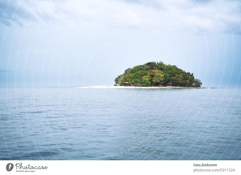 Kleine abgelegene weiße Strandinsel mit üppig grünen Bäumen im hellblauen Meer, Palawan, Philippinen Ausflugsziel palawan Insel dramatisch Meereslandschaft Ufer