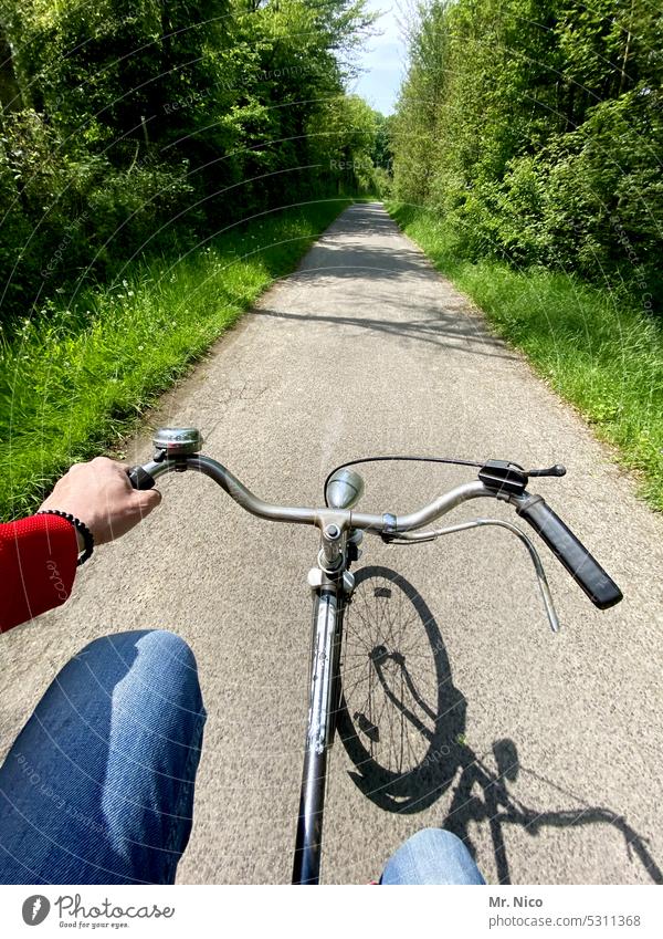 Radtour Fahrradfahren Ausflug Wege & Pfade Straße Fahrradlenker Fahrradtour geradeaus Freizeit & Hobby umweltfreundlich radfahrer unterwegs Mobilität