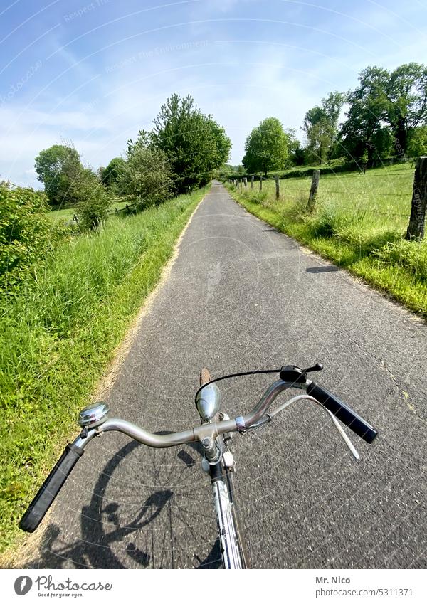 Radtour Fahrradfahren Straße Wege & Pfade Ausflug Fahrradlenker Fahrradtour geradeaus umweltfreundlich Mobilität unterwegs radfahrer Freizeit & Hobby