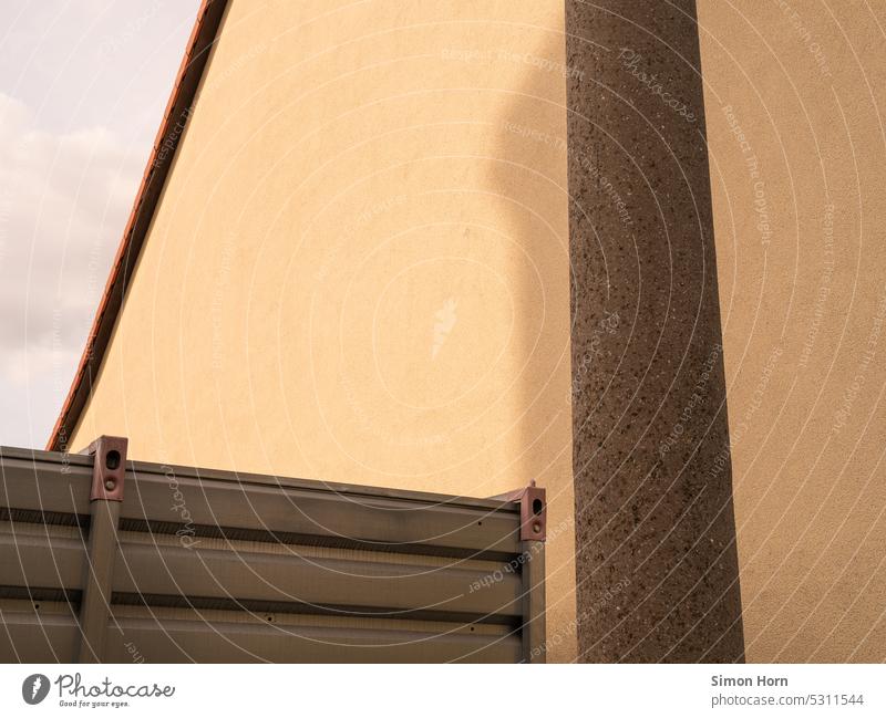 Diffuser Schatten auf karger Hauswand diffuses Licht Konstruktion fensterlos Versteck Wellblech Formen gelb Sonnenlicht Strukturen & Formen Kontrast