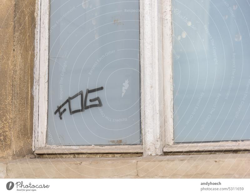 Das Wort "Nebel" auf Milchglas einer alten Fensterscheibe abstrakt Air Hintergrund schwarz blanko Unschärfe copyspace Dunkelheit Dekoration & Verzierung dicht
