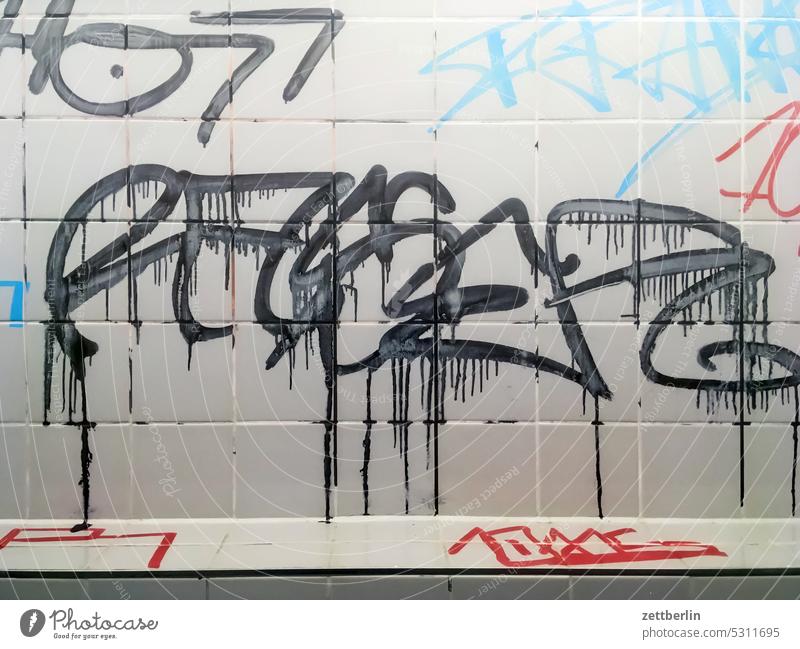 Grafitto - schwer zu entziffern architektur aussage begriff berlin city einzelbuchstabe farbe fassade gebäude gesprayt grafitti grafitto hauptstadt leben letter