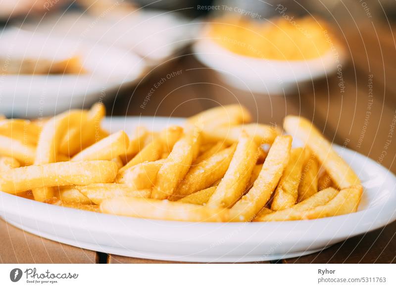 Pommes frites auf dem Teller. Straßenessen, Snacks reisen Fastfood Koch abschließen gebraten Amerikaner ungesund Mahlzeit Lebensmittel Café Feinschmecker Küche