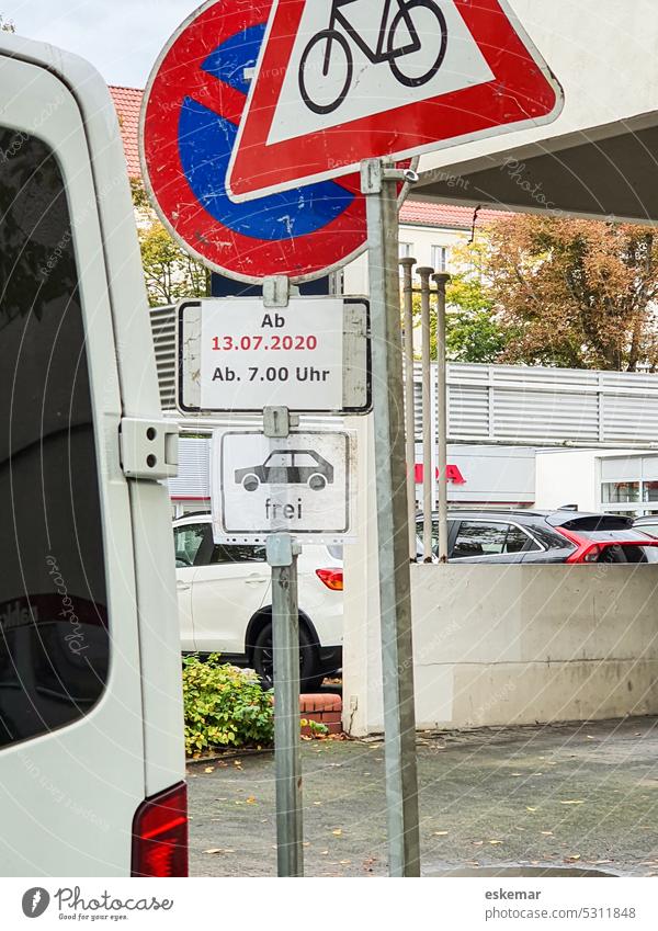 Verkehrsschilder Halteverbot Verbot parken Parkplatz urban städtisch niemand Straße Schilder & Markierungen Verkehrszeichen Straßenverkehr Außenaufnahme