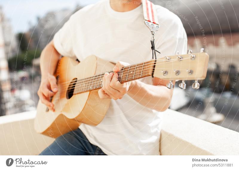Unbekannter Mann spielt Akustikgitarre in Großaufnahme. Gitarre in den Händen eines Gitarristen. Musiker spielt Musik. Pop Felsen Rockmusik Popmusik