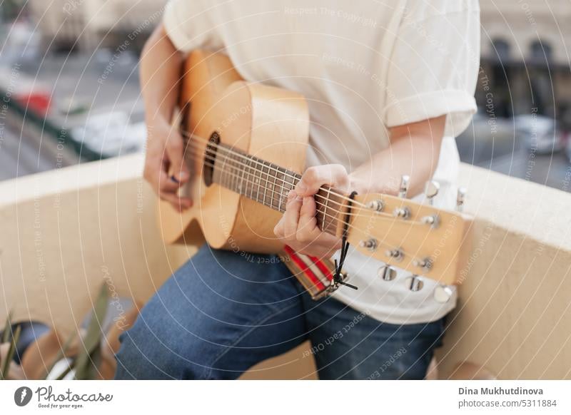 Unbekannter Mann spielt Akustikgitarre in Großaufnahme. Gitarre in den Händen eines Gitarristen. Musiker spielt Musik. Pop Felsen Rockmusik Popmusik