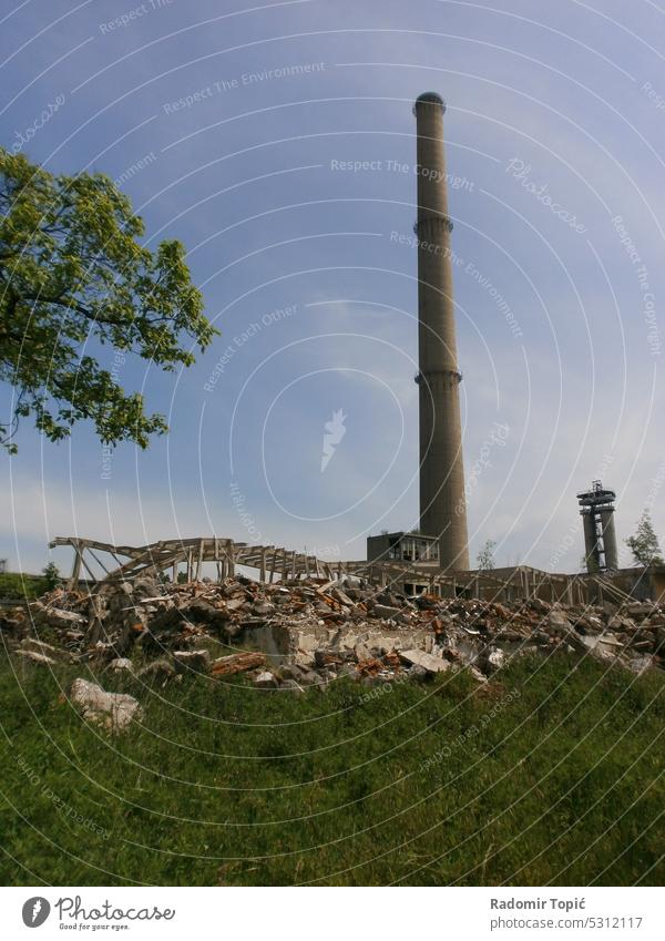 Ruine einer Fabrik mit Industrieschornstein Zerstörung ruiniert industriell Postapokalypse Krieg Schaden