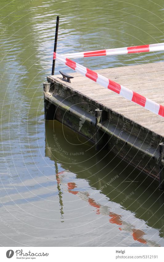 !Trash! 2023 | Absperrung am Bootsanleger mit Spiegelung Anleger Absperrband Wasser Gefahr Sicherung Sicherheit Schutz rot-weiß Barriere Flatterband