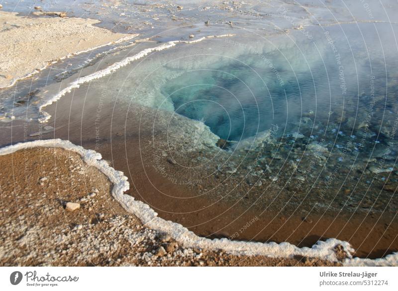 Island | Großer Geysir  |weitgehend inaktive heisse Quelle Wasser Ausbruch ausbrechen heiß Dampf dampfend geologisch Geologie vulkanisch Druck brodeln Energie