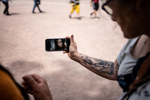 Mainfux l Erinnerungen auf dem Smartphone Frau Foto im Freien Mobile betrachten foto betrachten