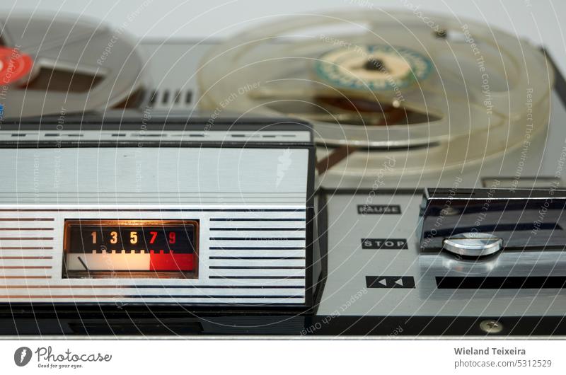 Ein altes Tonbandgerät mit einem Vu-Meter und einem großen Schalter aus den Siebzigerjahren Technik & Technologie Energie altehrwürdig Nahaufnahme