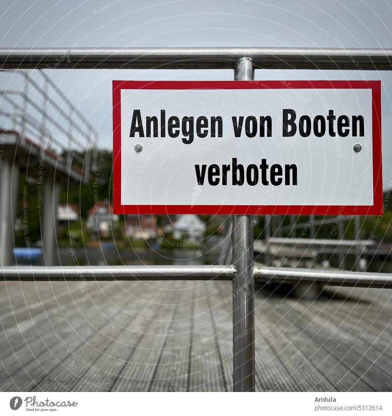 „Anlegen von Booten verboten“ | Schild am Geländer eines Stegs am Badesee Verbotsschild Springturm Hinweis Schilder & Markierungen Menschenleer Sicherheit