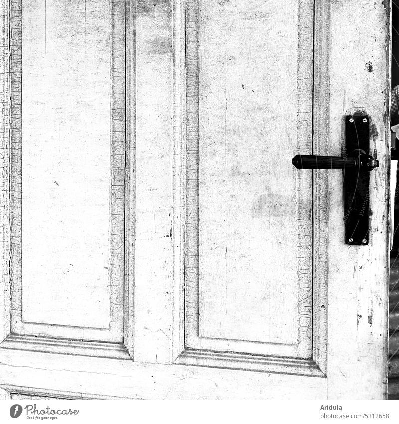 Sehr alte weiße Kassettentür mit Rissen in der Farbe, Tür leicht geöffnet Türgriff schwarz Holz Lack Neugier Detailaufnahme Eingang Türschloss