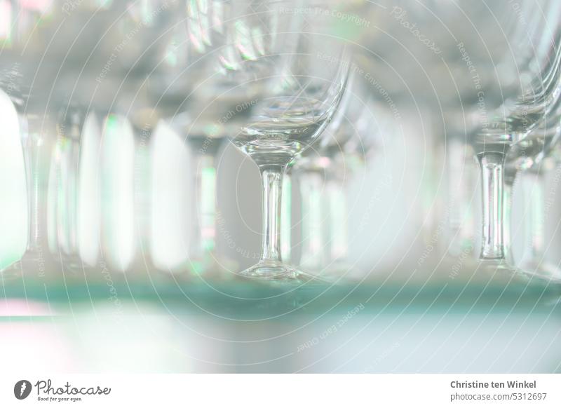 glänzende Gläser in einem Barschrank Likörgläser Glasplatte Reflexion & Spiegelung durchsichtig Licht Trinkgläser Gastronomie sauber alkohol Party trinken