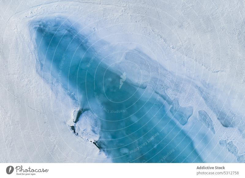 Azurblaues Eis auf türkisfarbenem Wasser eines Sees gefroren Hintergrund Winter Oberfläche Frost Textur kalt Schnee Natur frieren Nationalpark Vatnajokull