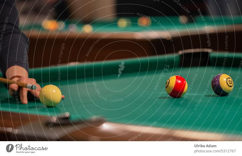 Mainfux | Billiard II spielen Herausforderung Kugeln Freizeit Innenaufnahme Spiel Hand Billardtisch Tisch Poolbillard Filz stoßen Stock grün Spielen