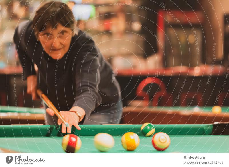 MainFux | Frau spielt Billard Kugel Tisch Poolbillard Filz stoßen Stock grün Spielen konezentriert Ball weiß Queue Präzision Billardkugel Bewegung
