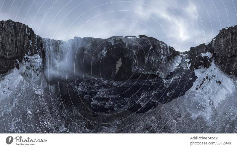 Mächtiger schäumender Wasserfall, der vom Hang fällt Dettifoss Fluss Eis panoramisch Winter Landschaft Schnee Natur Klippe Umwelt Berghang Kraft Hochland