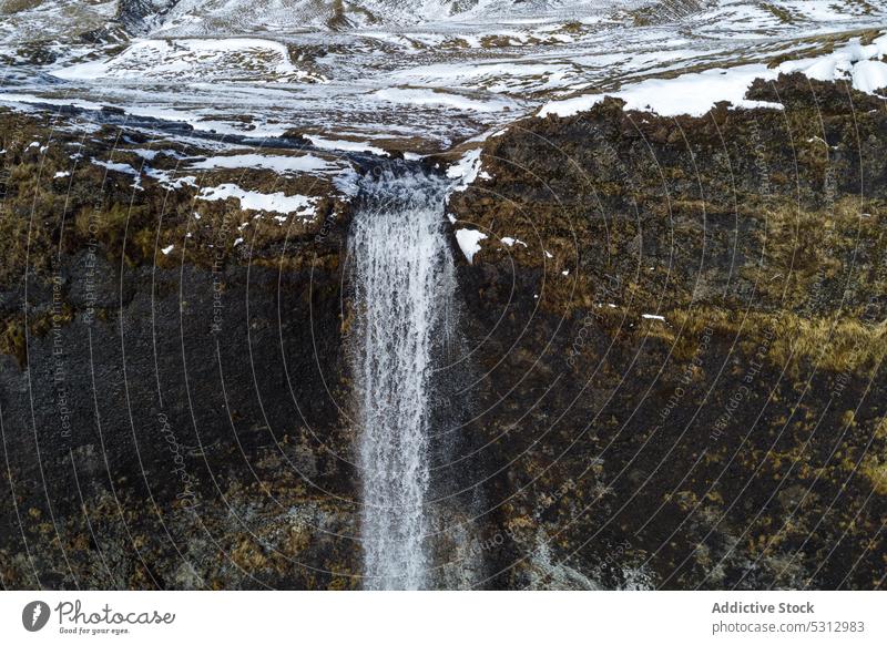 Klippe mit sauberem Wasserfall in Island Felsen Fluss Berge u. Gebirge strömen atemberaubend Formation Nationalpark Stein fließen Kaskade Landschaft Natur
