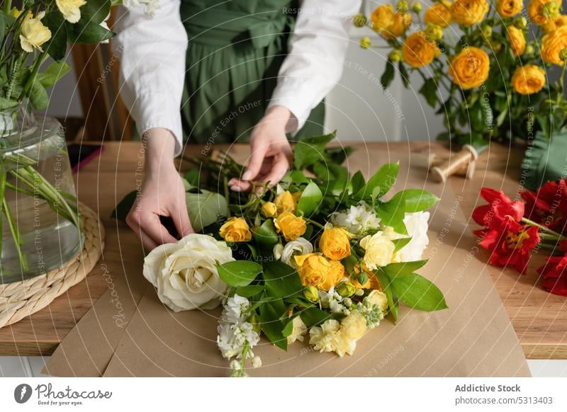 Frau arbeitet im Blumenladen Blumenhändler Blumenstrauß einrichten Werkstatt Floristik Arbeit Laden geblümt professionell Job Beruf Pflanze frisch Schürze