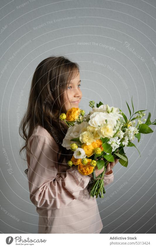 Preteen Girl riecht an einem Blumenstrauß Mädchen riechen geblümt Aroma Blütezeit Flora Kind Haufen natürlich Frau lässig präsentieren Glück romantisch Geschenk