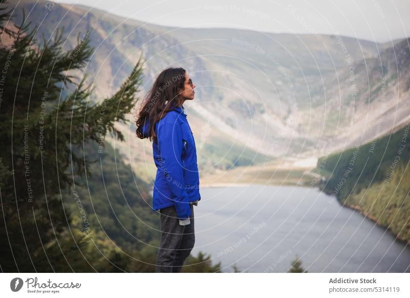 Junge Frau steht auf einem Berggipfel und bewundert die Aussicht Reisender Berge u. Gebirge See Hügel Natur bewundern nadelhaltig Wasser Republik Irland