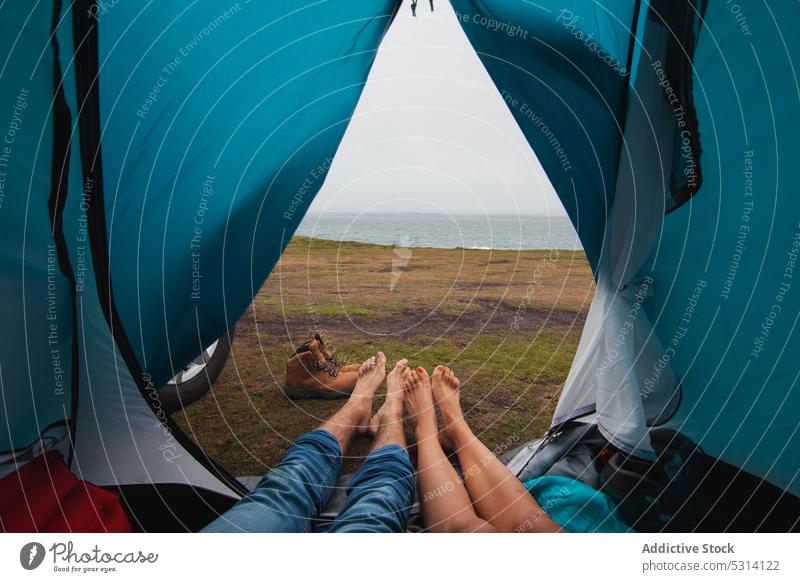 Unbekanntes junges Paar liegt in einem Zelt auf einer Bergkuppe Reisender Lager sich[Akk] entspannen Berge u. Gebirge Lügen reisen Republik Irland Urlaub