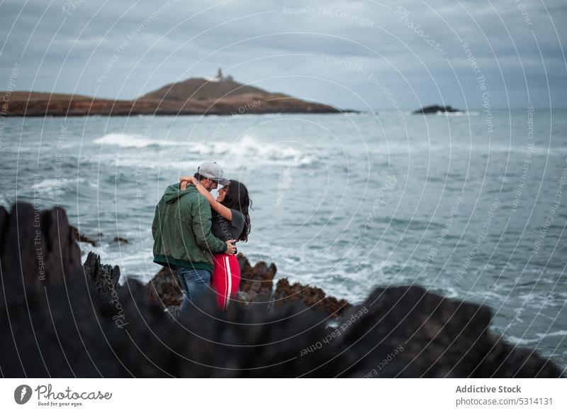 Anonymes Paar steht im Tageslicht am Meeresufer Partnerschaft Klippe reisen Natur felsig romantisch Republik Irland Sonnenuntergang Liebe Bonden wolkig kuscheln