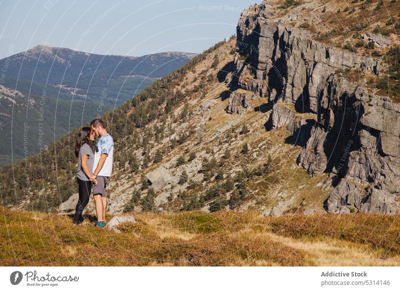 Pärchen von Reisenden, die am Berghang stehen Paar Händchenhalten Liebe Partnerschaft Berge u. Gebirge romantisch Natur Zusammensein Sommer Glück felsig Soria
