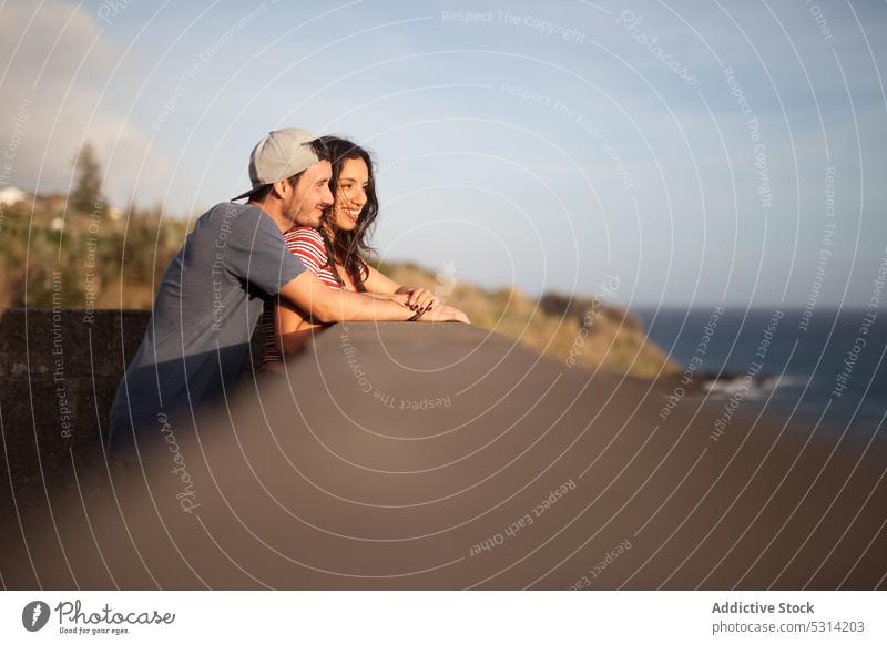 Glückliches Paar lehnt an einem Steinzaun am Meer Meeresufer Urlaub MEER Stauanlage romantisch Natur Seeküste Küste Strandpromenade Portugal Azoren