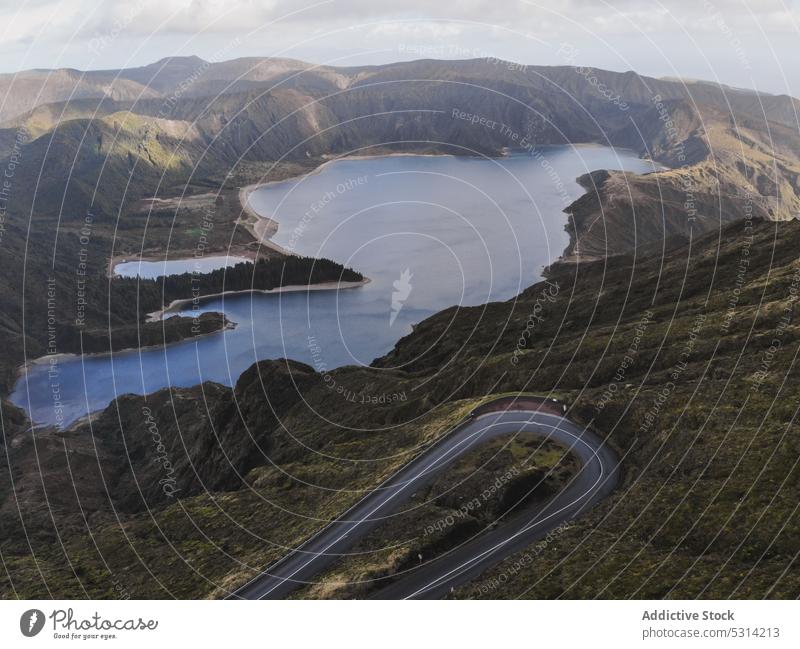 Luftaufnahme einer kurvenreichen Straße in einer Landschaft mit See und Gebirge Berge u. Gebirge Hochland Fahrbahn Kamm Portugal Azoren Natur Hügel Route Kurve