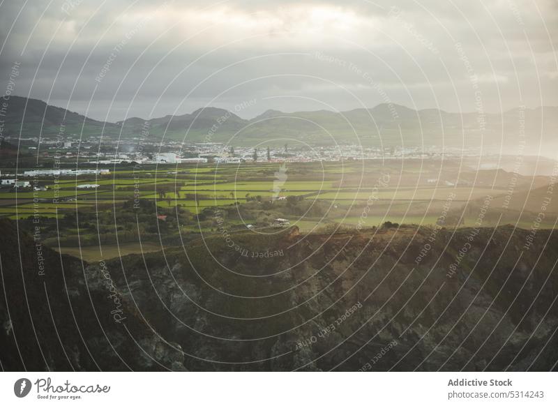 Malerische Landschaft mit grünen Feldern und Siedlungen Ackerbau Natur Berge u. Gebirge wolkig Region Azoren Tal malerisch Schonung Umwelt Ackerland Himmel
