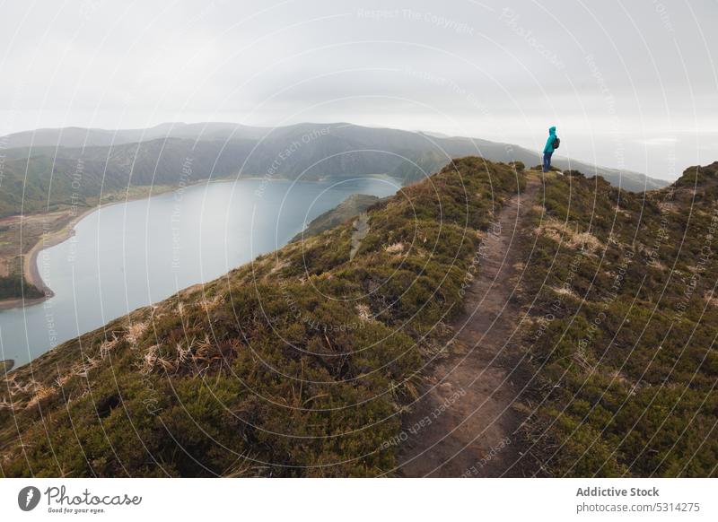 Weiblicher Reisender bewundert den See vom Berg aus Frau Ausflug entfernt Berge u. Gebirge Kamm bewundern trist Regen Azoren Insel Portugal Europa Landschaft