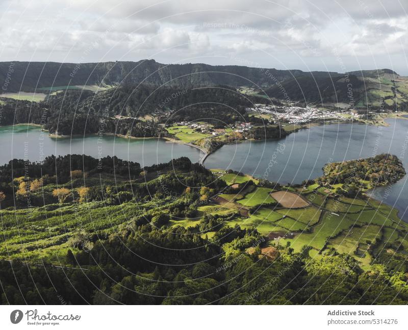 Malerische Landschaft mit grünen Feldern und Siedlungen Ackerbau Natur Berge u. Gebirge wolkig Region Azoren Tal malerisch Schonung Umwelt Ackerland Himmel