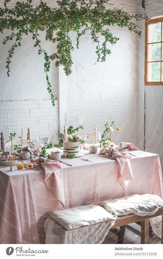Banketttisch mit verschiedenem Geschirr und leckerem Kuchen Tisch Dessert elegant Blume dienen Tischwäsche Lebensmittel Teller süß feiern Gebäck geschmackvoll
