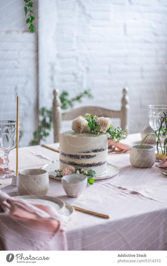 Banketttisch mit verschiedenem Geschirr und leckerem Kuchen Tisch Dessert elegant Blume dienen Tischwäsche Lebensmittel Teller süß feiern Gebäck geschmackvoll