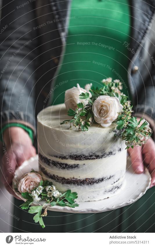 Crop-Frau mit leckerer Hochzeitstorte Kuchen Blume feiern manifestieren zeigen Dessert Veranstaltung süß festlich geschmackvoll frisch Stil Gebäck appetitlich