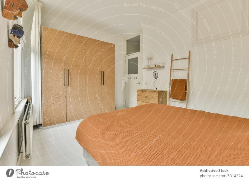 Schlafzimmereinrichtung mit Bett und Kleiderschrank Appartement Möbel Komfort Innenbereich heimwärts flach Regal modern Design Decke Stil gemütlich heimisch