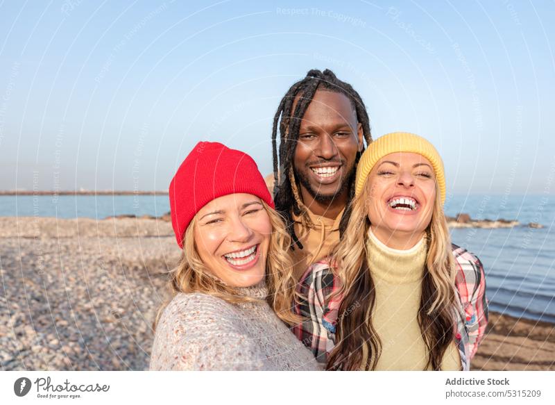 Gruppe von glücklichen, verschiedenen Freunden, die sich am Strand umarmen Mann Frauen Umarmung Sommer MEER Lächeln Küste Zeit verbringen rassenübergreifend