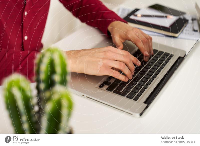 Anonymer Mann arbeitet zu Hause am Laptop Arbeit freiberuflich heimwärts abgelegen Surfen Internet benutzend Apparatur Browsen männlich Gerät Konzentration