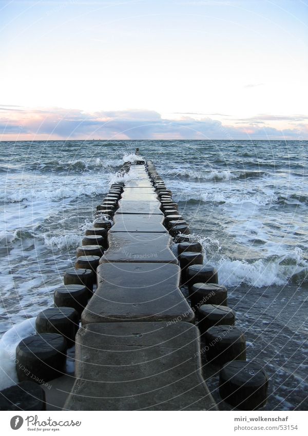 Strandspaziergang Meer Holz Sonnenuntergang Steg Wellen ruhig Rauschen Wasser blau Ostsee