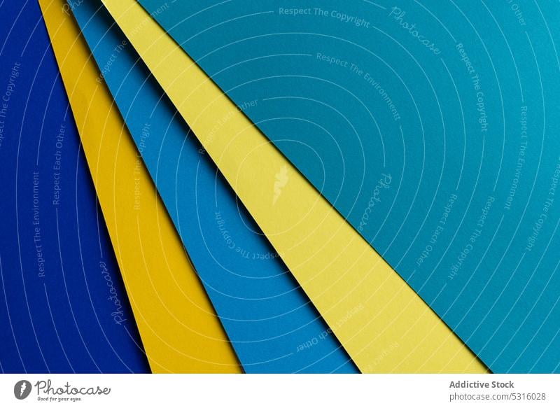 Arrangierte Blätter aus farbigem Karton Schachtel Schot Farbe Layout blau gelb Hintergrund Ton blockierend Schatten Oberfläche Material Design Textur
