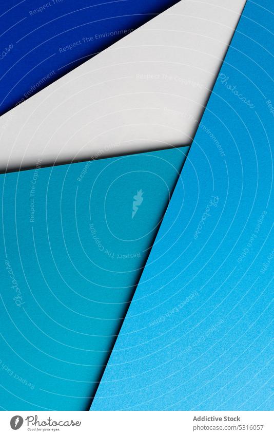 Arrangierte Blätter aus farbigem Karton Schachtel Schot Farbe Layout blau weiß Hintergrund Ton blockierend Schatten Oberfläche Material Design Textur