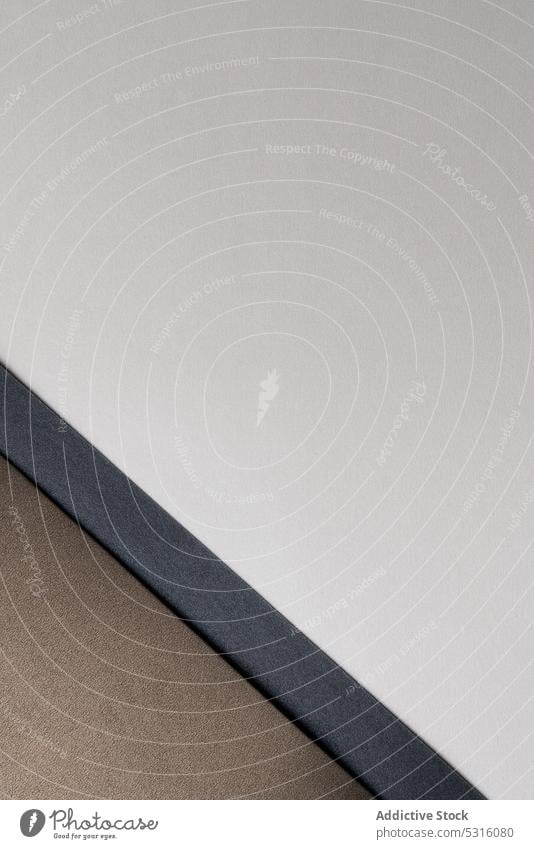 Arrangierte Blätter aus farbigem Karton Schachtel Schot Farbe Layout blau braun weiß Hintergrund Ton blockierend Schatten Oberfläche Material Design Textur grau